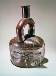 Bemalter und gravierter Krug, verziert mit Puma-Kopf-Schlangen, aus Sausal, Chicama-Tal, Peru